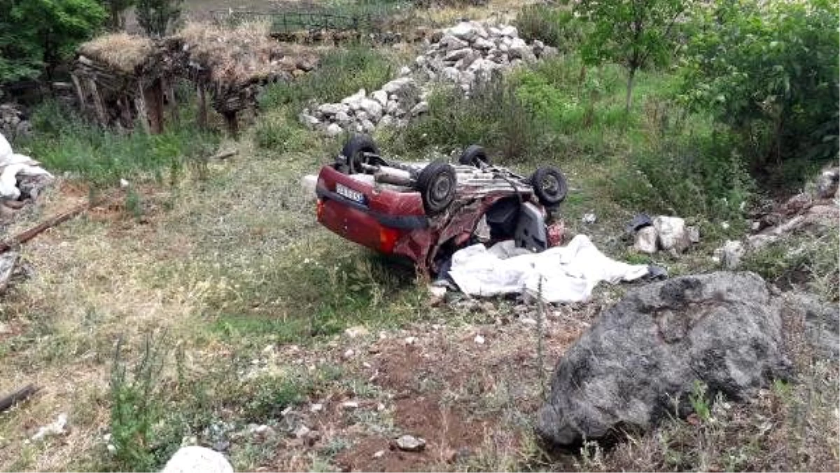 Kayganlaşan yolda kayan TIR dorsesi otomobile çarptı: 1 ölü, 1 yaralı