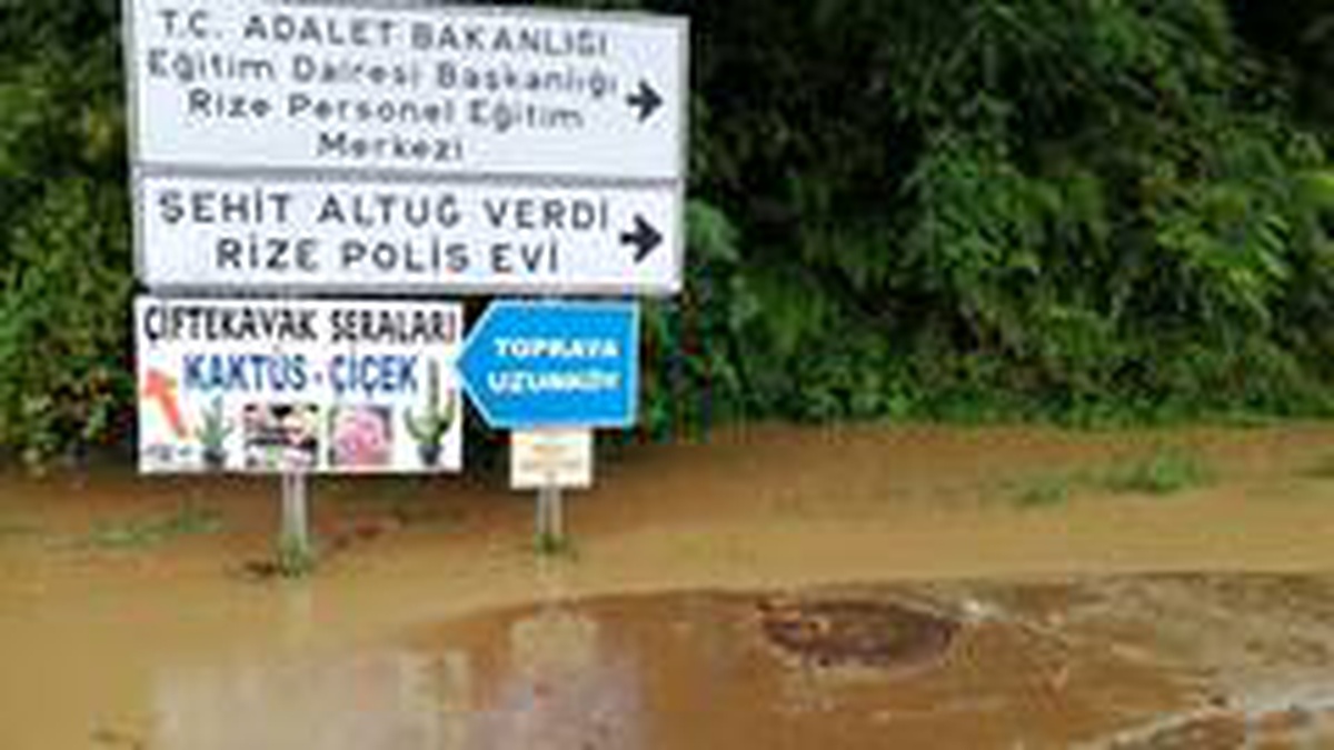 Rize\'de sağanak yağış hayatı olumsuz etkiliyor