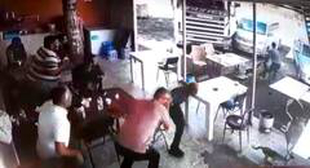 Tır lokantaya girdi müşteriler kaçıştı, o anlar kamerada