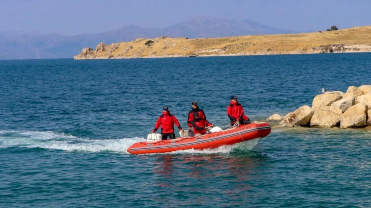 Van Gölü\'nde 60 kişiyle battığı düşünülen teknenin yeri bulundu