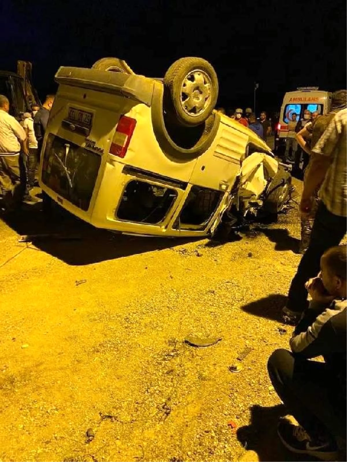 Zırhlı polis aracına çarpıp ters dönen hafif ticari aracın sürücüsü öldü