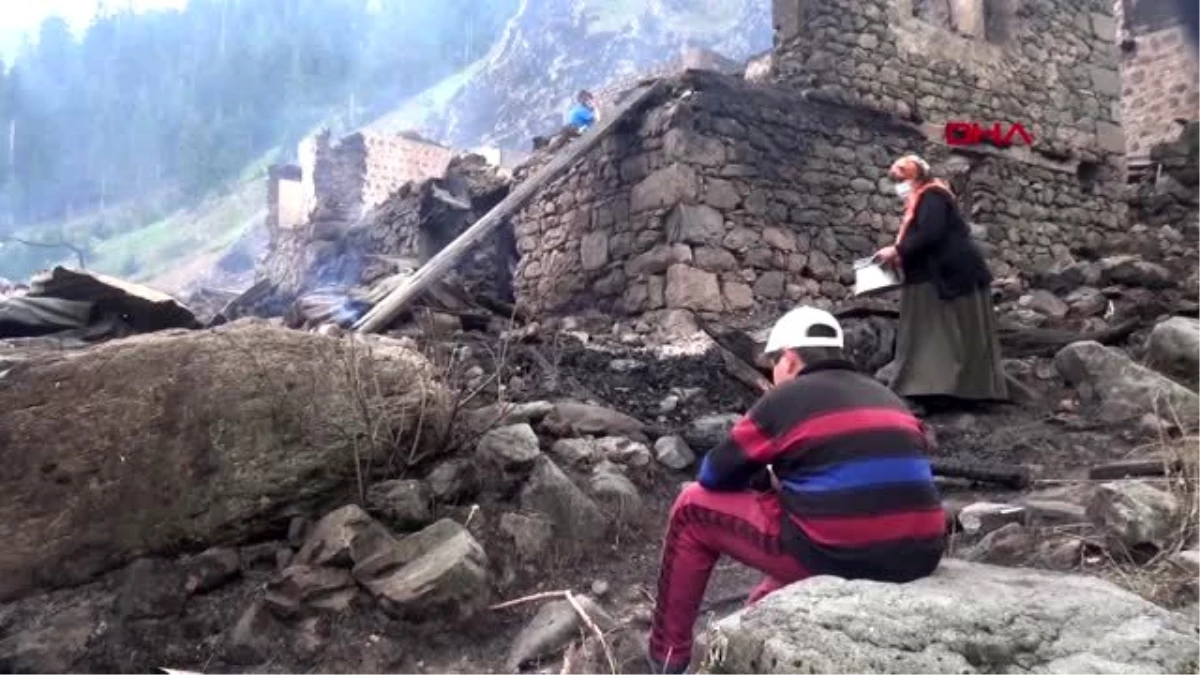 35 evin yandığı köyde, kül yığınları arasında eşyalarını arıyorlar