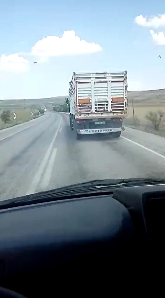 Ambulansa yol vermeyen kamyon sürücü 130 km hızla yoluna devam etti