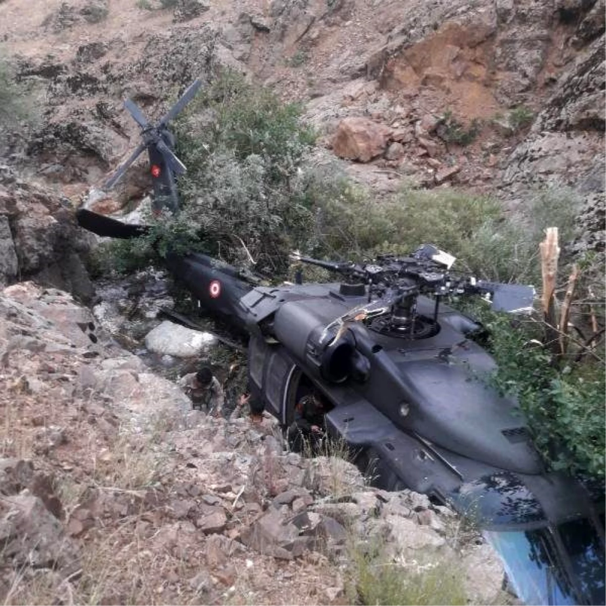 Bingöl\'de askerleri taşıyan helikopter, arıza nedeniyle zorunlu iniş yaptı