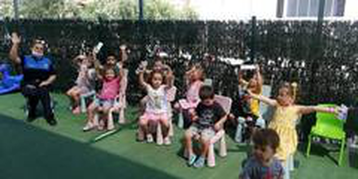 Burhaniye\'de polisler miniklerle bir araya geldi