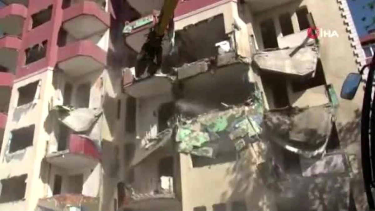 Büyükçekmece\'de riskli 8 katlı bina yıkıldı