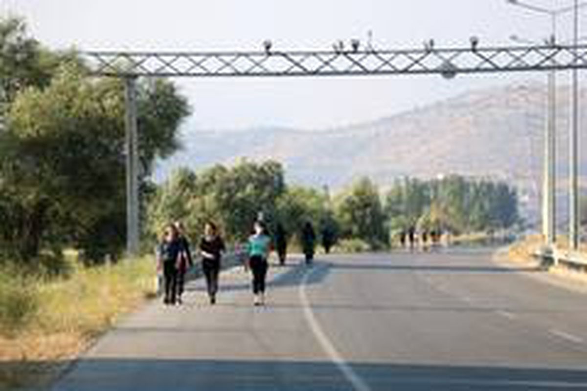Karayolu yürüyüş yolu oldu