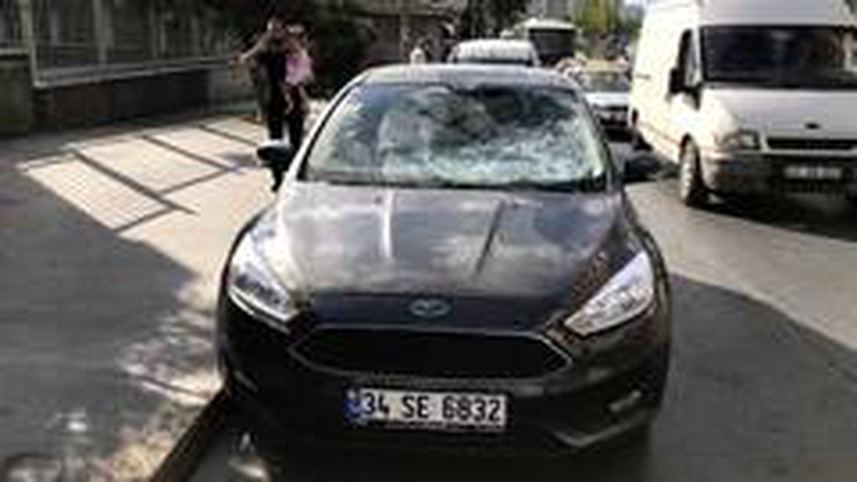 Otomobilin çarptığı yaşlı adamın yakınları ortalığı ayağa kaldırdı