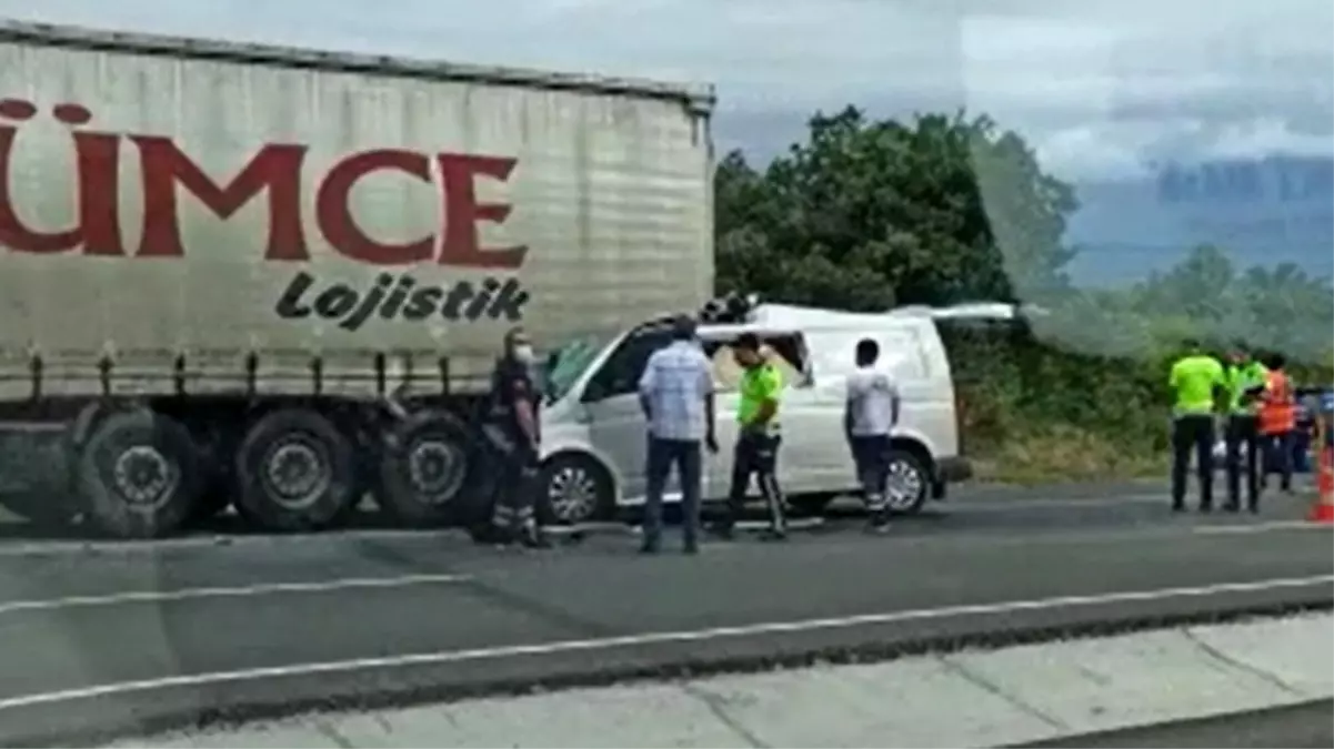 Panelvan minibüs tıra arkadan çarptı: 1 ölü, 1 yaralı