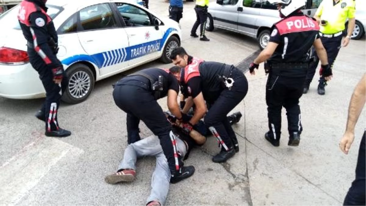 Polise direnip motosikleti kaçırmaya çalışan sürücü ve yakını gözaltına alındı