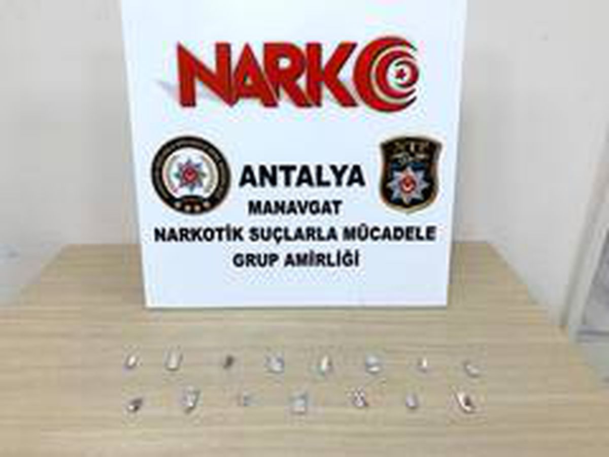 Polisi görünce uyuşturucuları atıp kaçmaya çalıştı