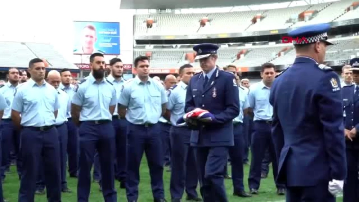 Yeni Zelanda\'da görev sırasında öldürülen polis haka dansıyla uğurlandı