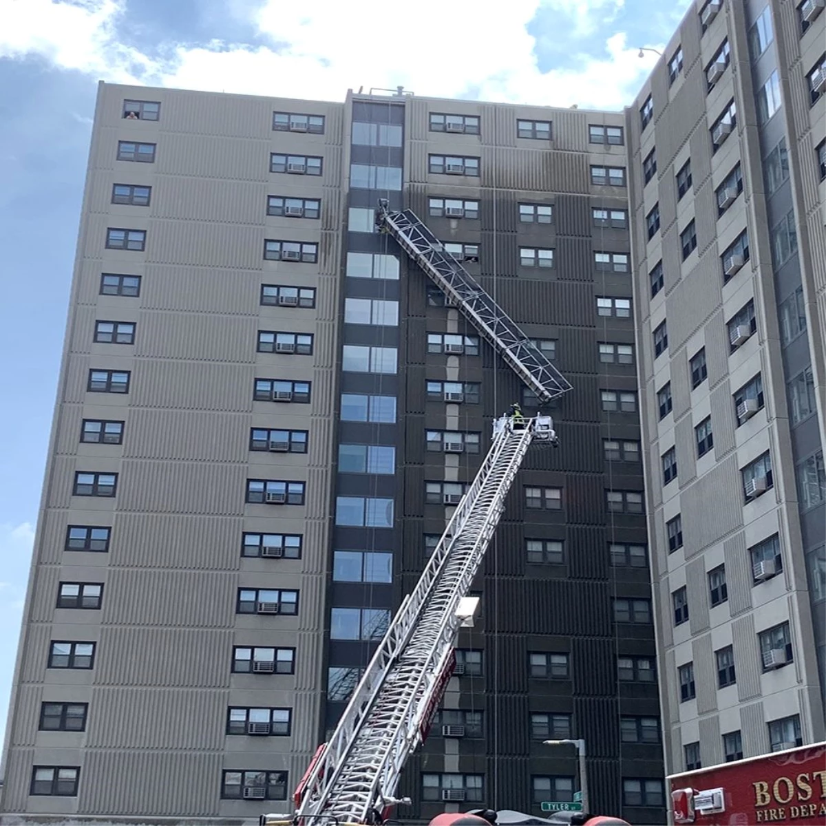 ABD\'de 2 cam temizleyici 13 katlı binada asılı kaldı