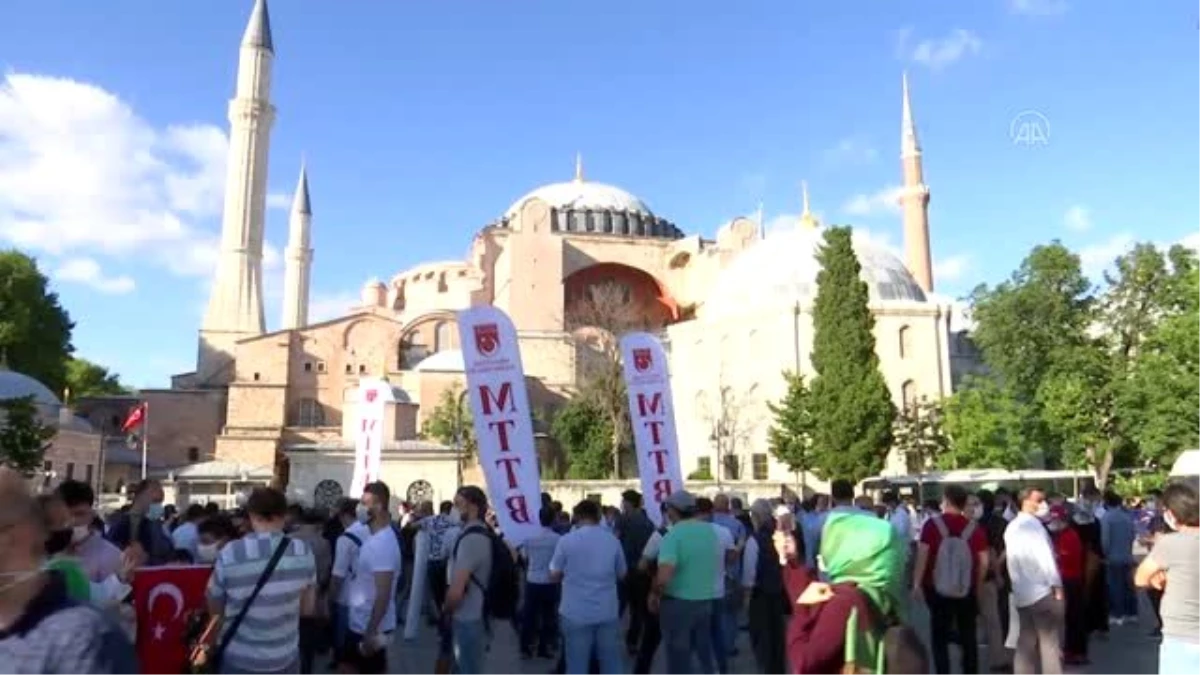 Ayasofya önünde sevinç gösterileri