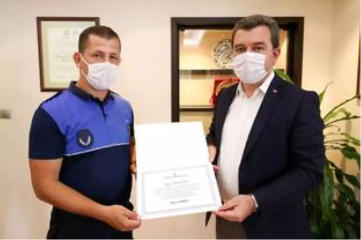 Başkan Koştu\'dan dedektif gibi çalışan zabıtaya ödül