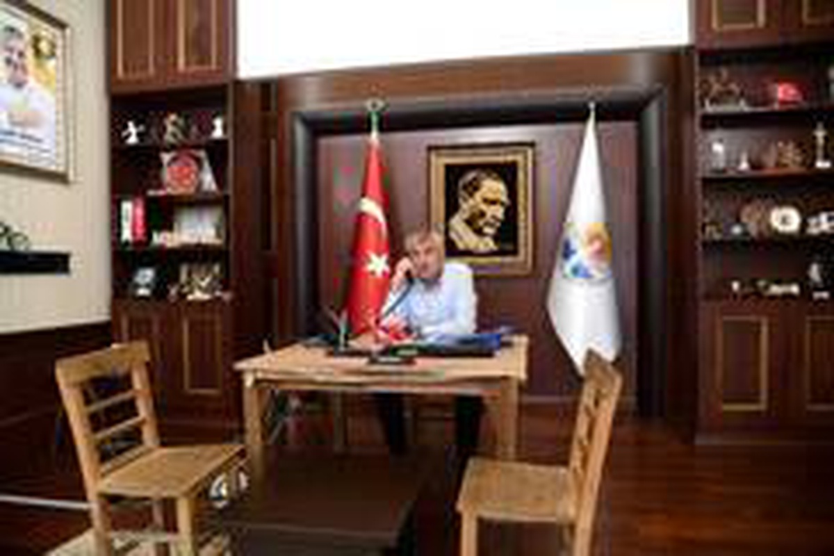 Başkanın makam odasına kahvehane masası