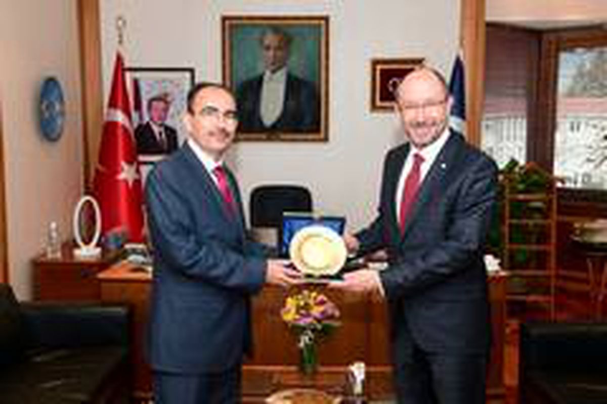 Bilecik Şeyh Edebali Üniversitesi Rektörü Prof. Dr. Şükrü Beydemir\'den Rektör Erdal\'a hayırlı olsun...
