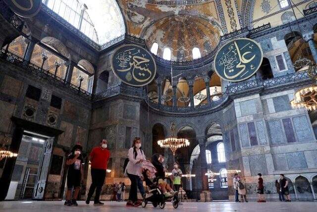 Danıştay'ın müze kararını iptal etmesiyle Ayasofya önünde Ya Allah Bismillah Allahu Ekber sesleri yükseldi