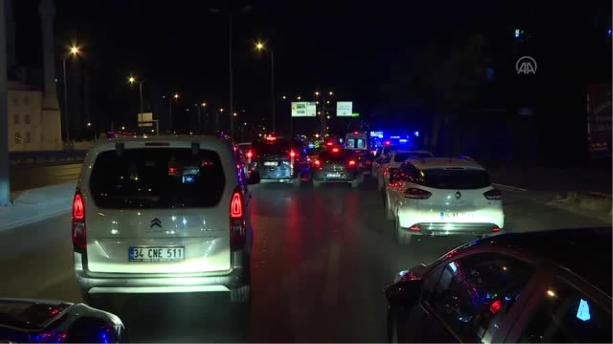 İstanbul\'da trafik tabelası direğine çarpan otomobildeki 4 kişi yaralandı