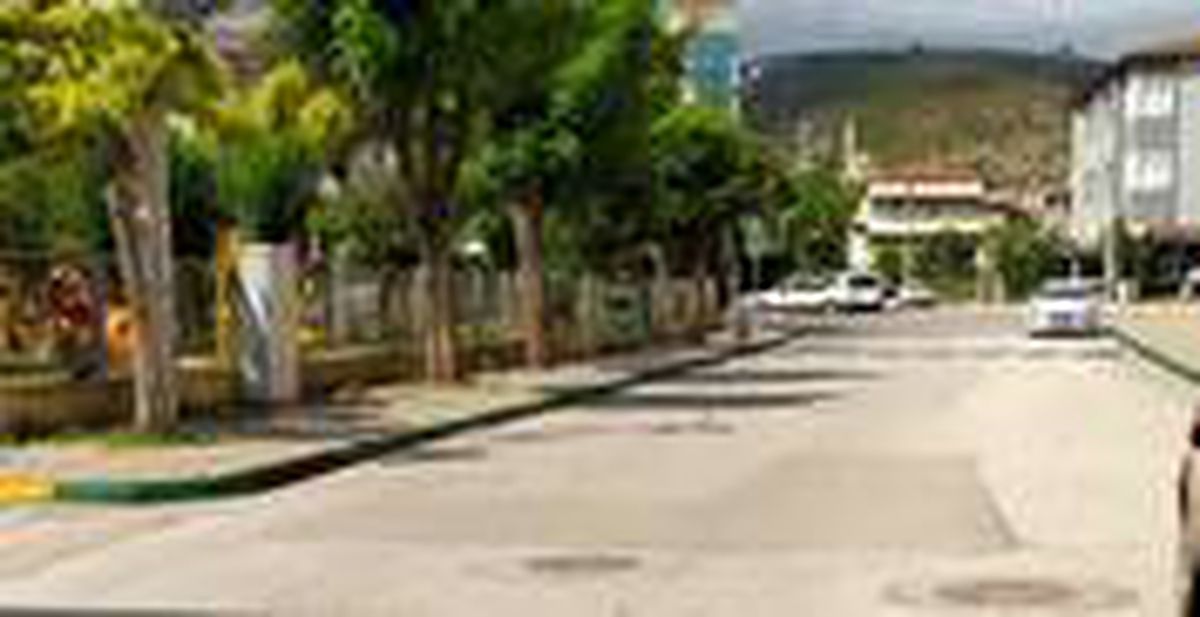 Körfez\'de kaldırımlar yeşil-siyah