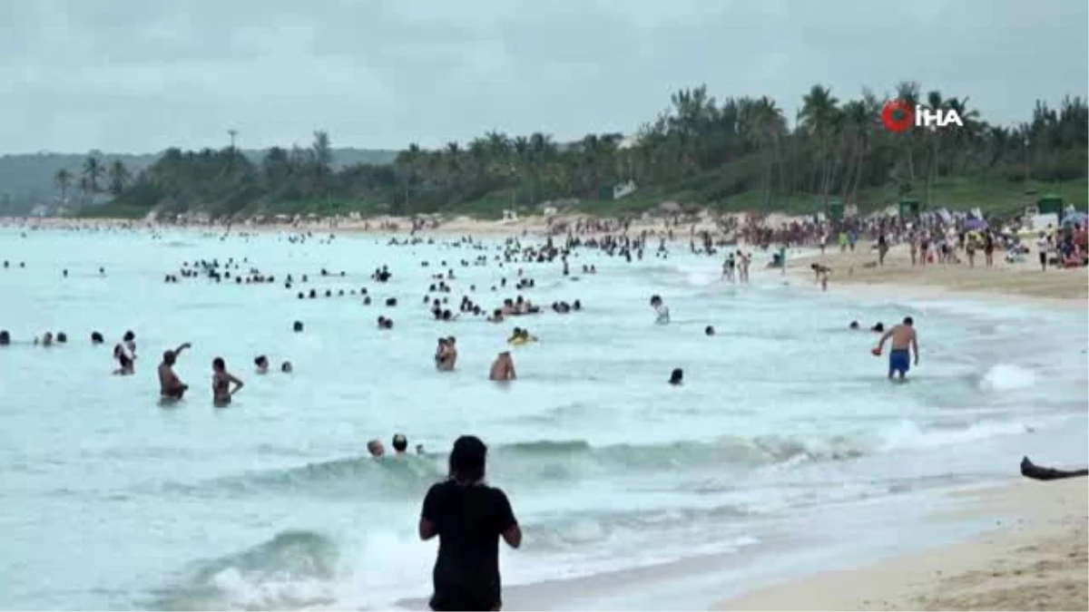 Kübalılar kısıtlamalar gevşetilince plajlara akın etti