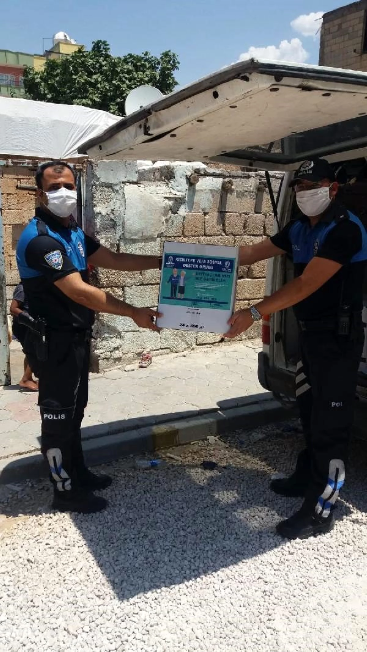 Mardin polisinden ihtiyaç sahibi ailelere gıda ve temizlik malzemesi