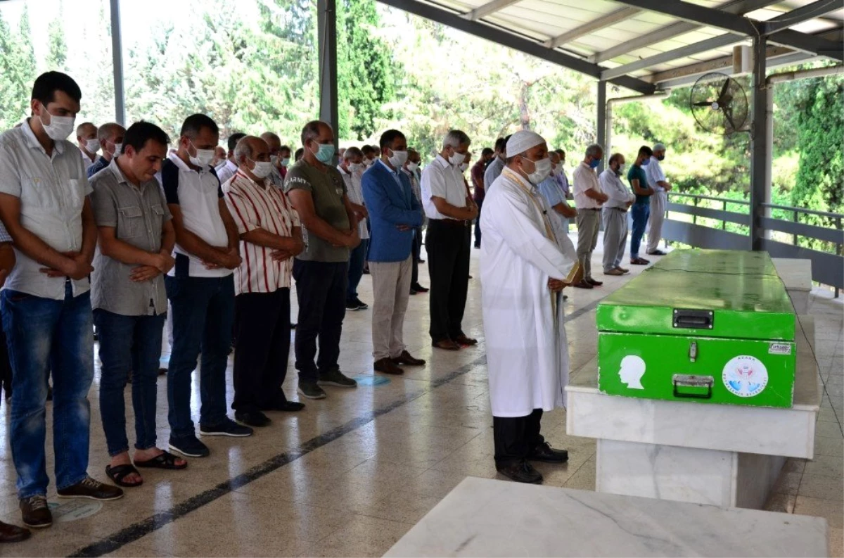 Okuldaki patlamada ölen öğretmen toprağa verildi