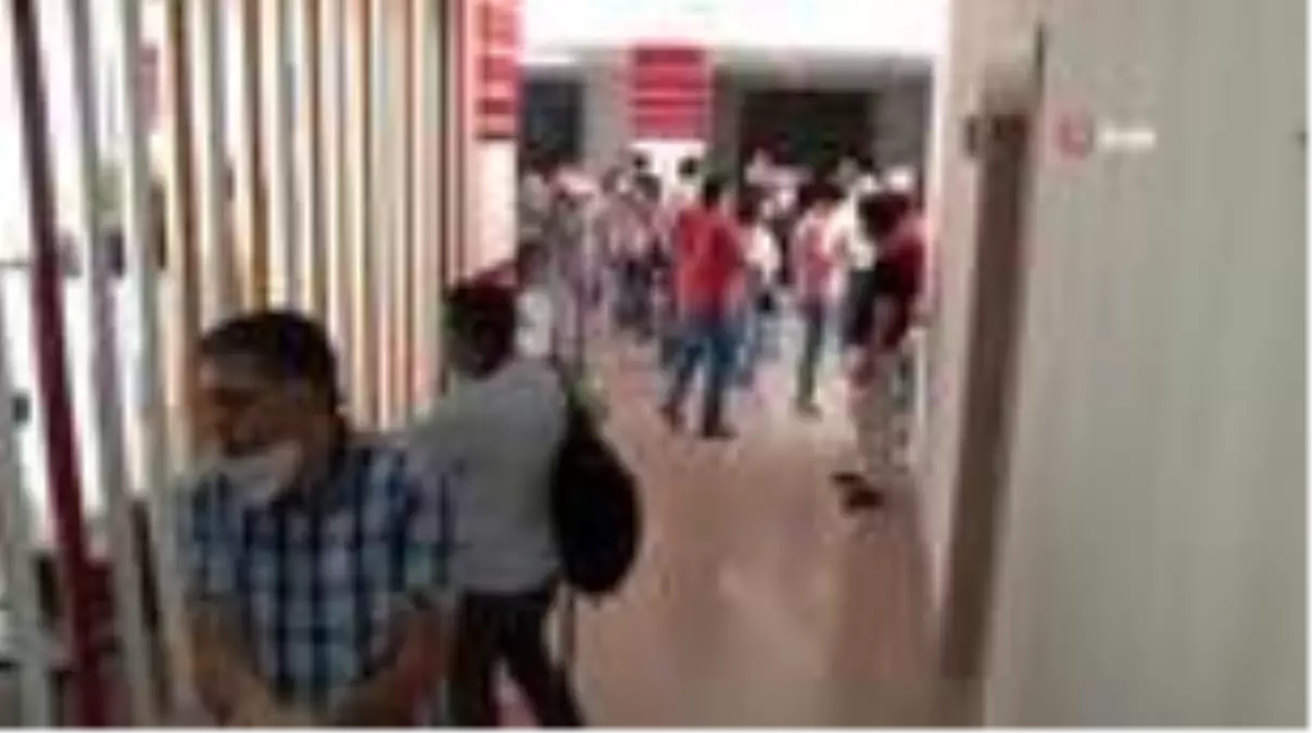 Okulun battığını duyan veliler okulu bastı