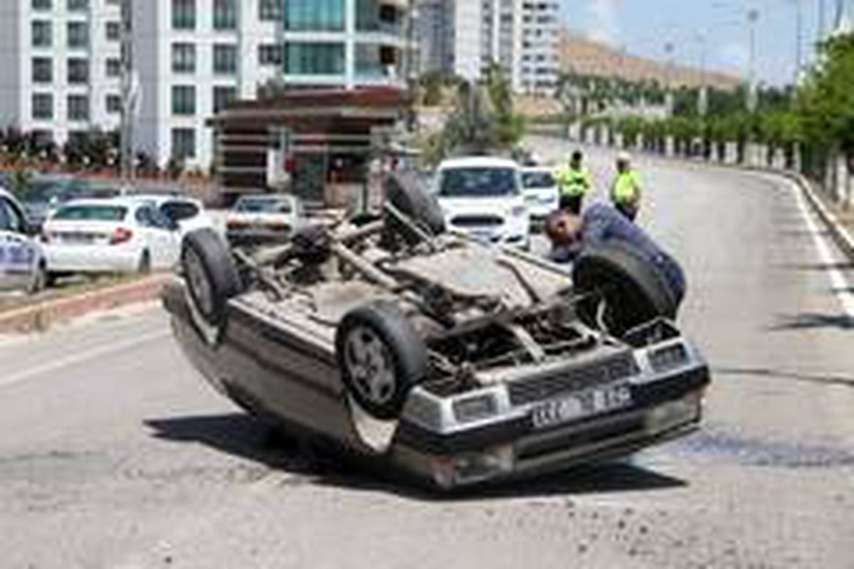 Otomobil takla attı: 2 yaralı