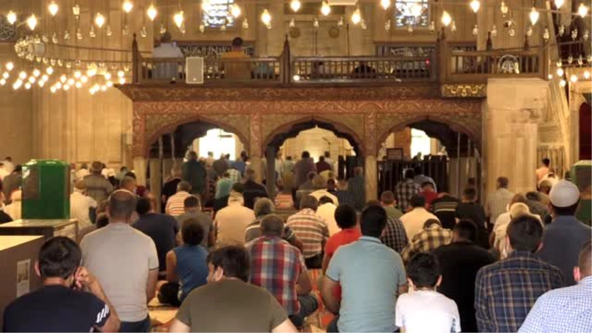 Selimiye Camisi\'nde sosyal mesafeye uyularak cuma namazı kılındı