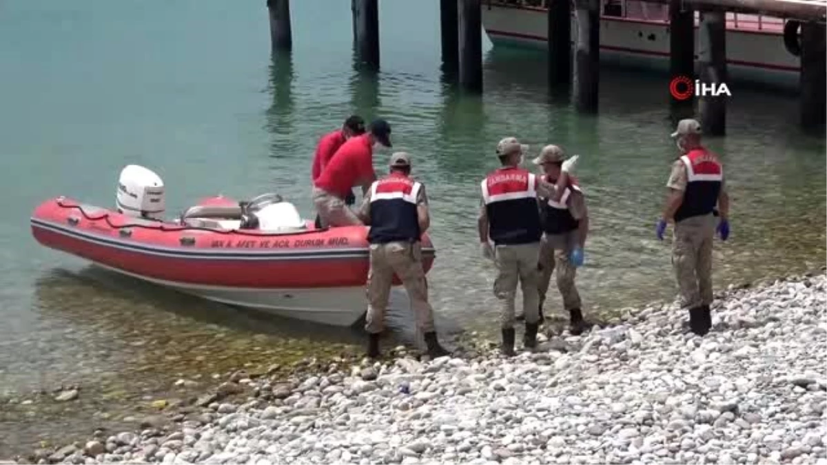 Van Gölü\'nde batan teknede sıkışan cesetler çıkarılıyor