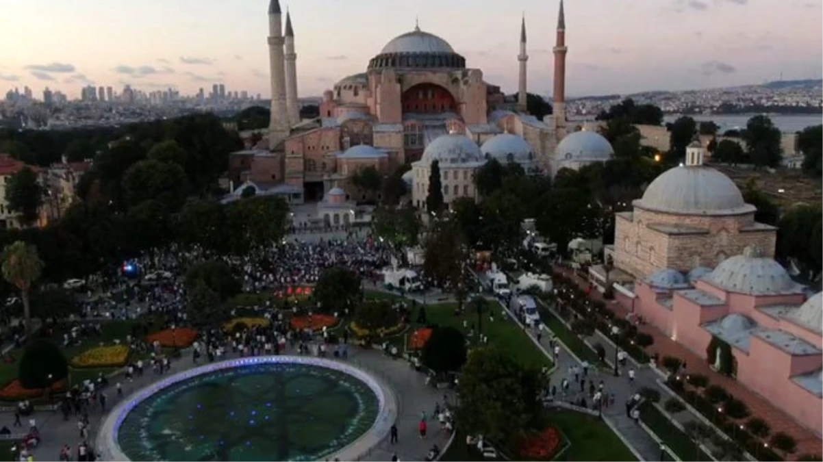 Yüzlerce kişi Ayasofya Cami önünde akşam namazını eda etti