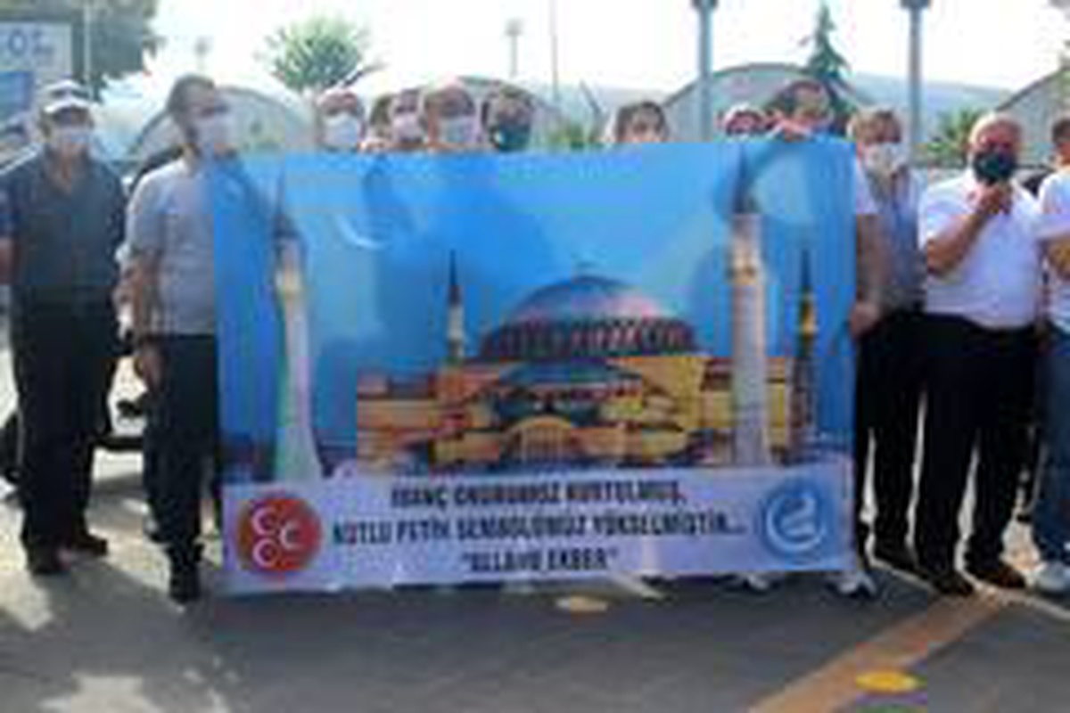 Ayasofya\'nın tekrar ibadete açılmasının ardından Giresun\'da vatandaşlara lokma dağıtıldı