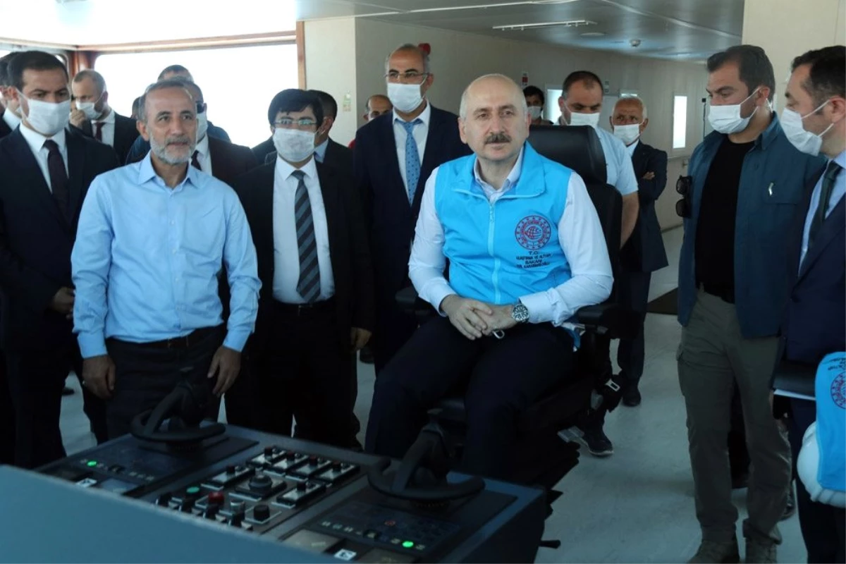 Bakan Karaismailoğlu İdris-İ Bitlis Feribotunda incelemelerde bulundu
