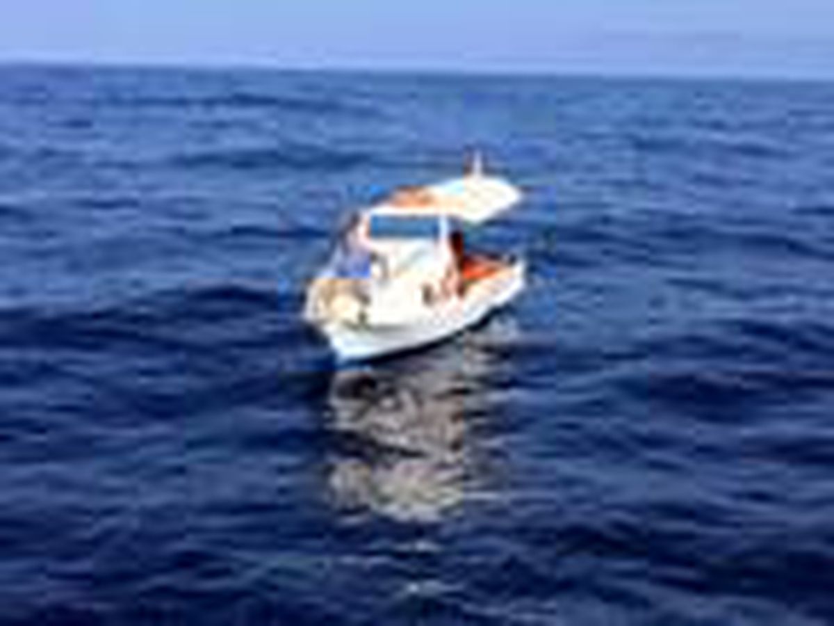 Fethiye açıklarında sürüklenen teknedeki 2 kişi kurtarıldı