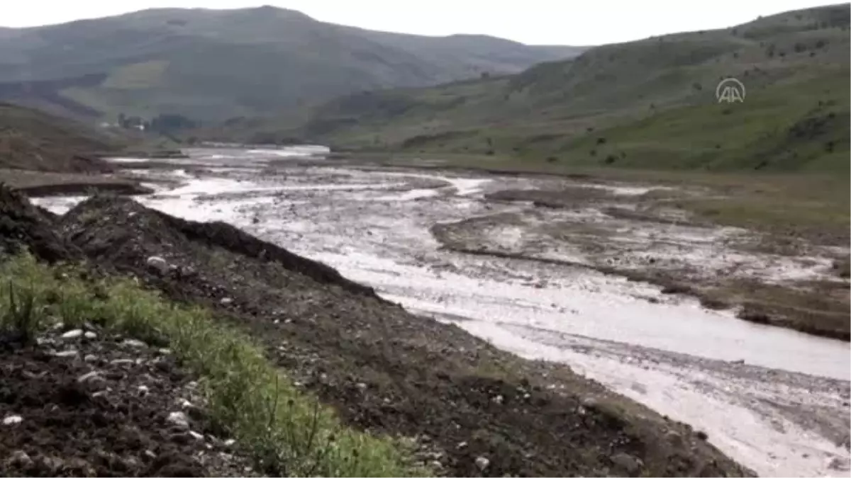 Hasara neden olan selin izleri siliniyor