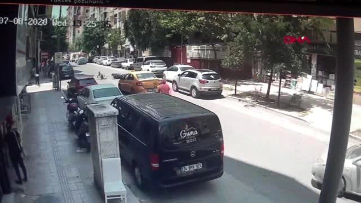 HATAY Balkona asılan halının motosiklet üzerine düşme anı kamerada