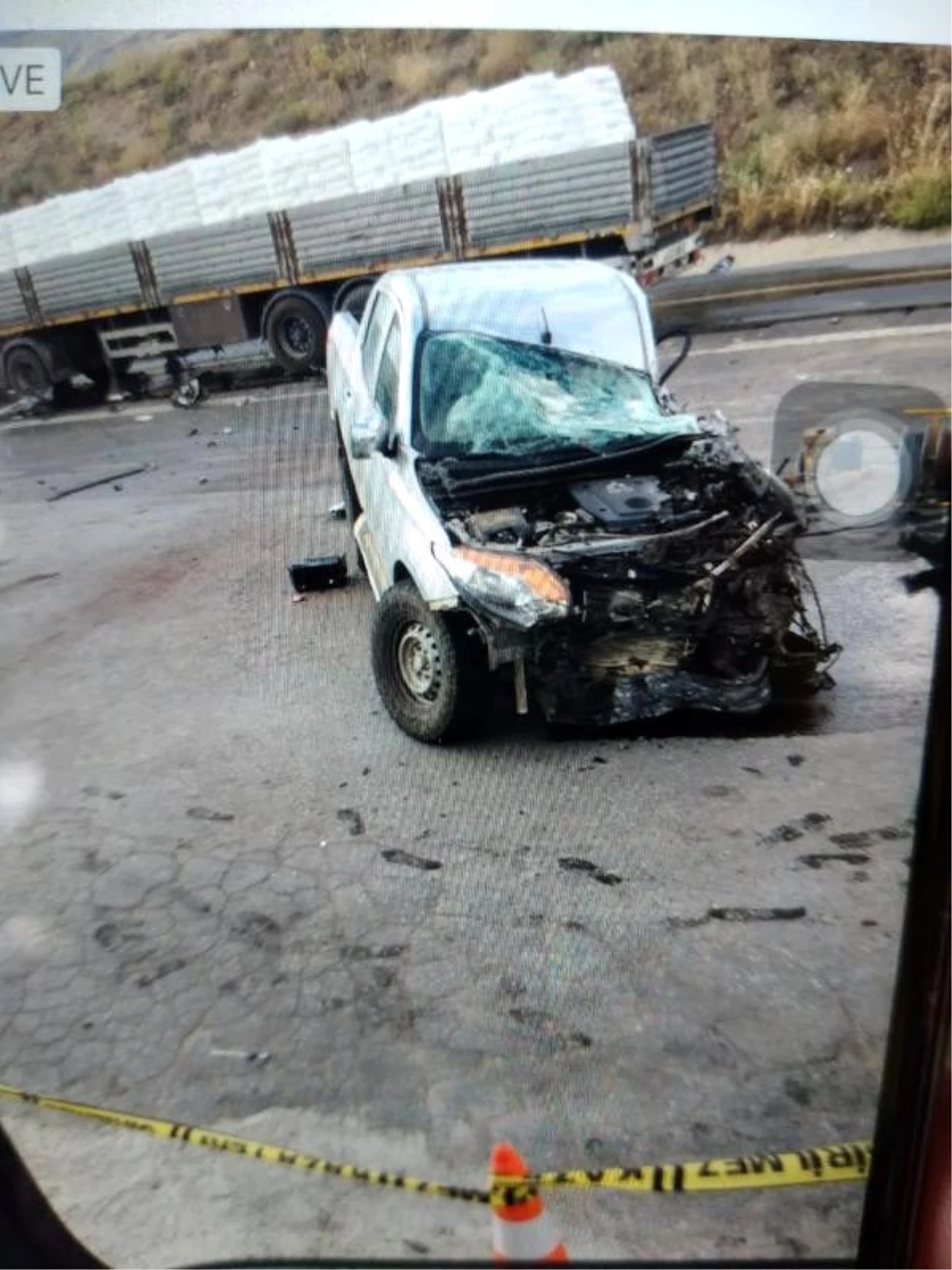 TIR ile kamyonet çarpıştı: 1 ölü