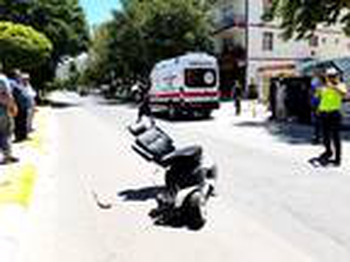 Akülü sandalyeyle yolun karşısına geçerken otomobil çarptı