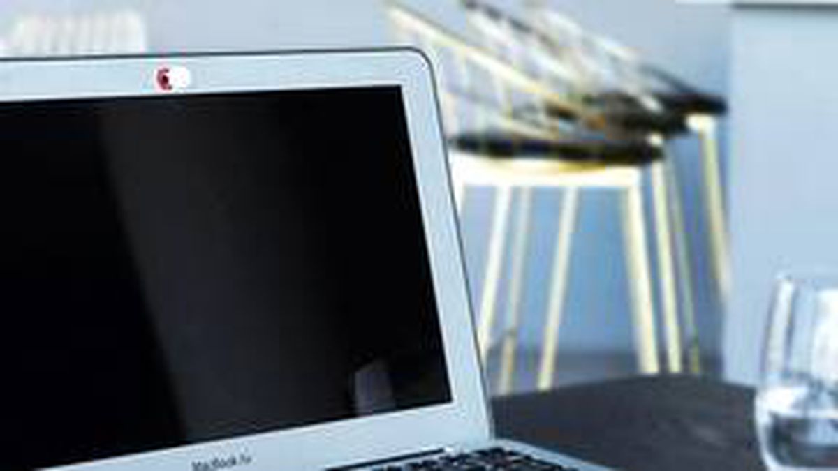 Apple Uyarıyor: MacBook Kapatırken Webcam Korumasını Çıkartın