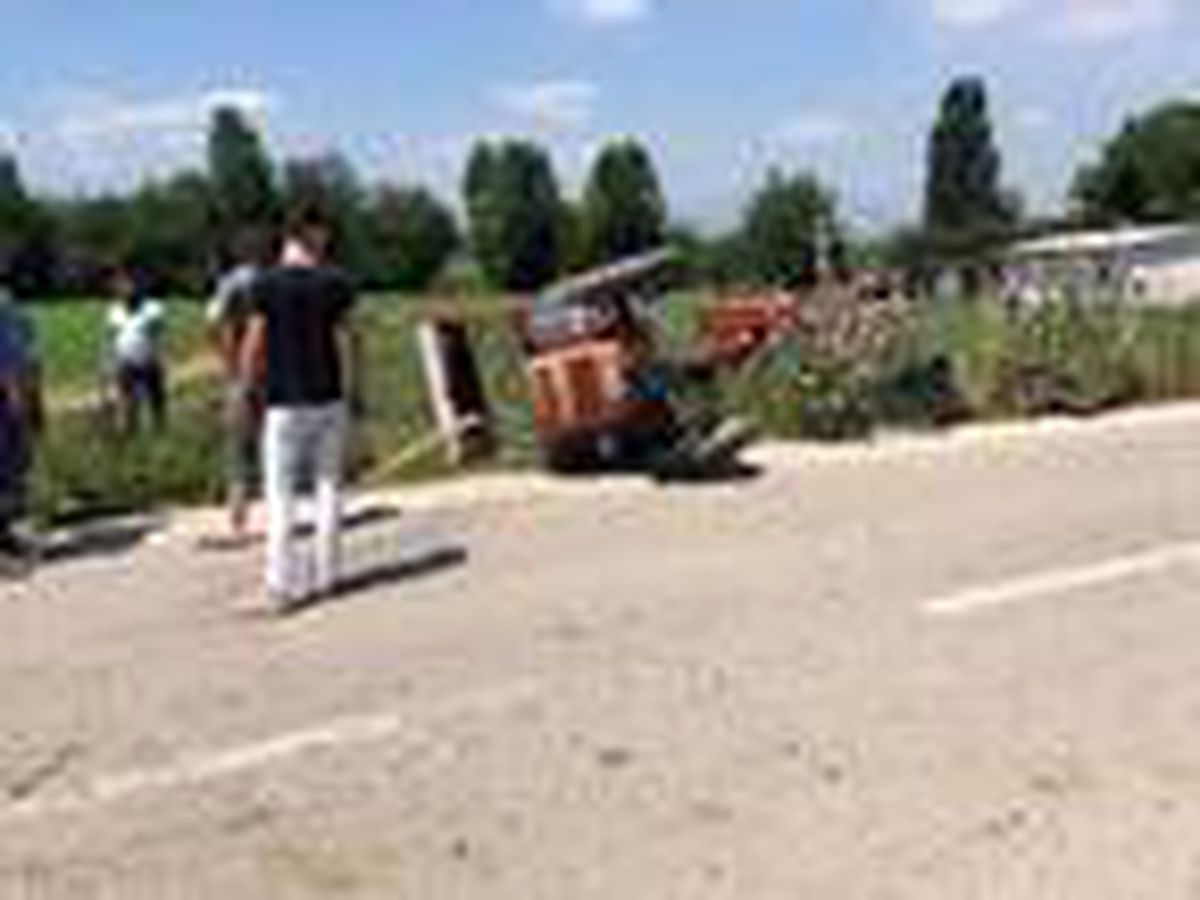 Bursa\'da kamyonet, traktöre çarptı: 1 yaralı