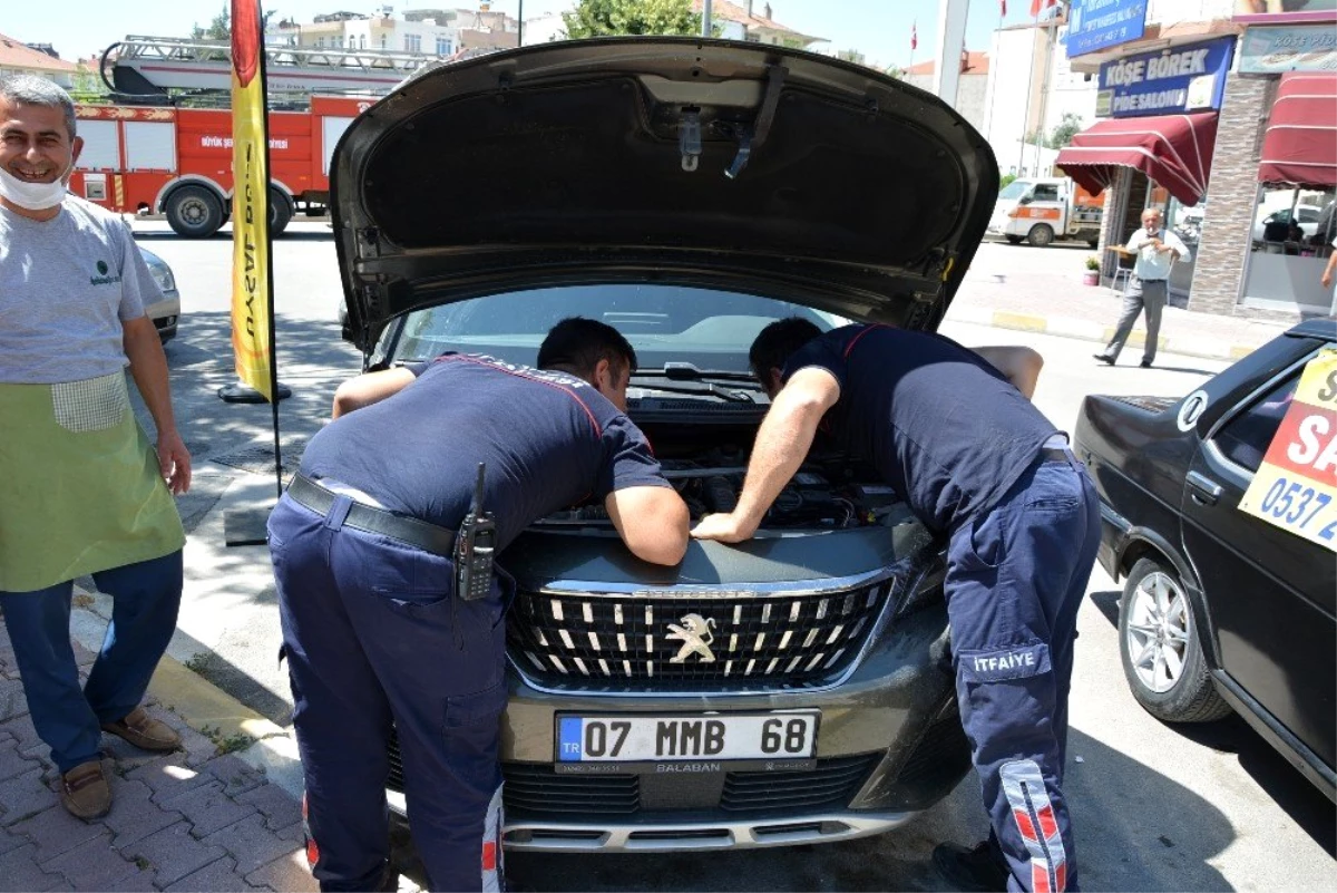 Otomobile saklanan kedi sanayide parçalar sökülerek kurtarıldı