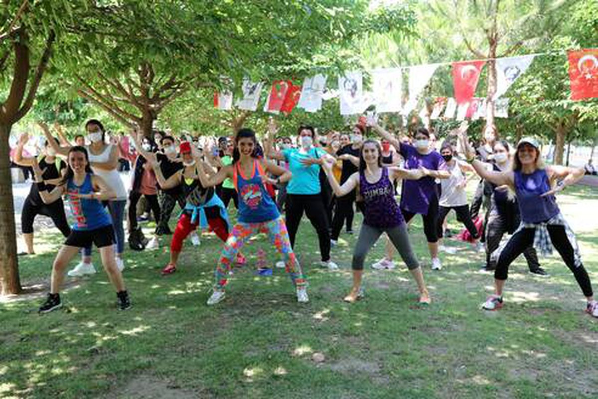 Bayraklı\'da sosyal mesafeli \'Zumba\'