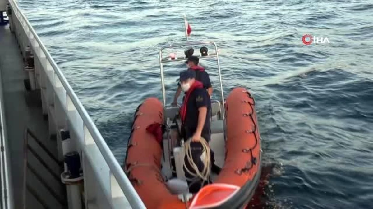 Denizin ortasında yaşlı çifti kurtarma operasyonu
