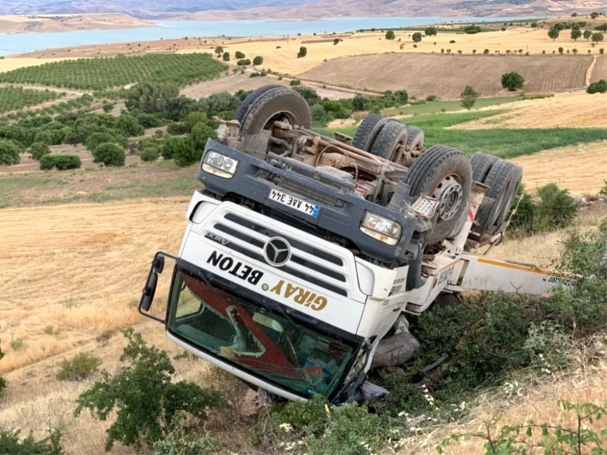 Elazığ\'da beton mikseri devrildi: 1 yaralı