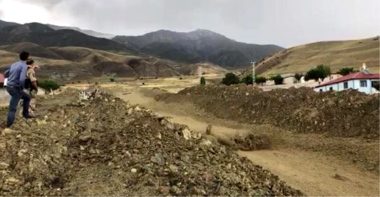 Erzincan\'da sağanak sonrası derelerden çamur aktı