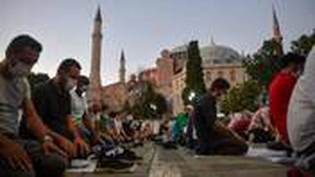 İBB Meclisi Ayasofya'nın adını, 'Ayasofya Camii ve Külliyesi' olarak değiştirdi