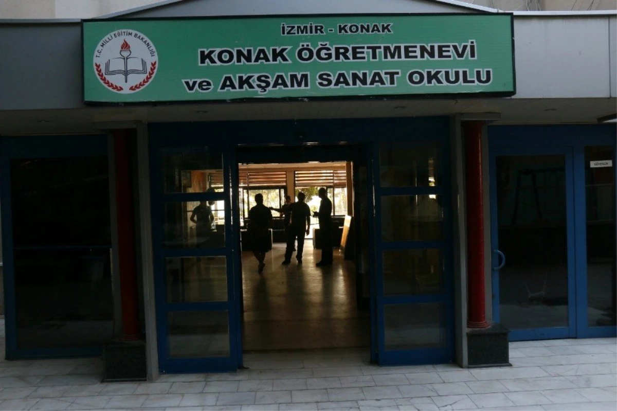 İzmir\'de silahla vurulan öğretmenevi müdürü ağır yaralandı
