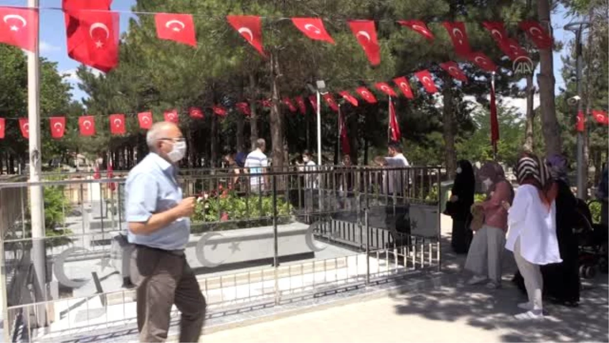 Kahraman şehit Halisdemir\'in kabrine ziyaretçi akını