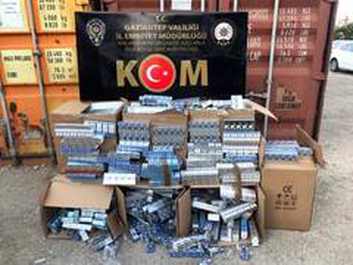Kargo aktarım merkezinde 4 bin 300 paket kaçak sigara ele geçirildi